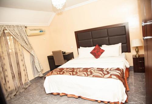 kudina_luxury_apartments_two_bedroom_bedroom1